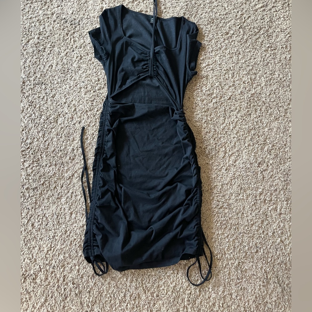 Side scrunch dress , open right under the breast , higher abdomen